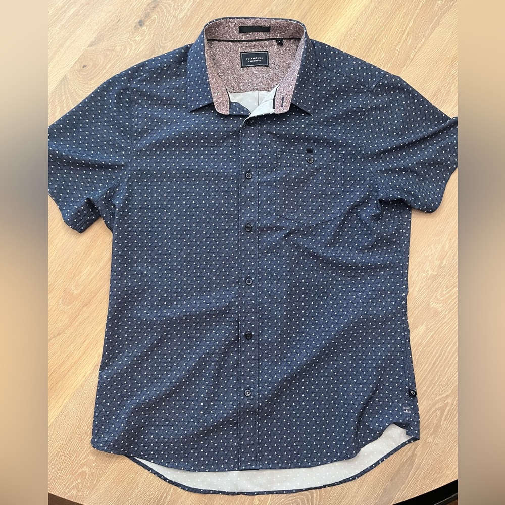 7 Diamonds 4 way stretch size M shirt